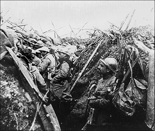 A French departure trench just before zero hour