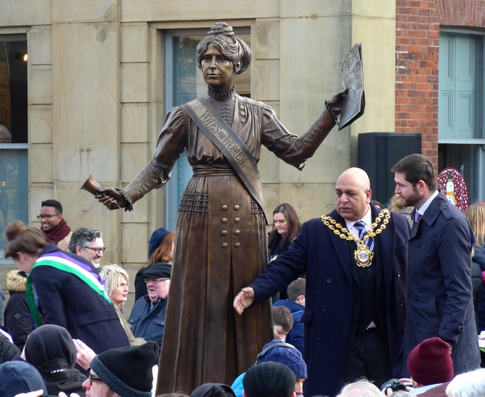 Statue of Annie Kenney in Oldham