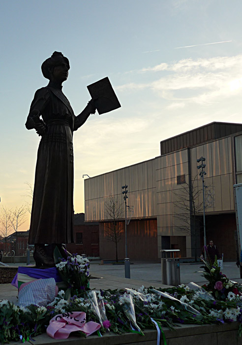 Statue of Annie Kenney in Oldham