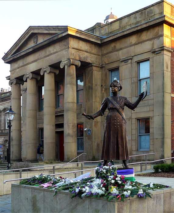 Statue of Annie Kenney in Oldham