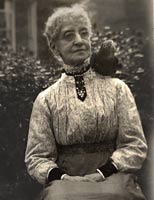 Mrs Hannah Bradbury and 'Pompey' the parrot